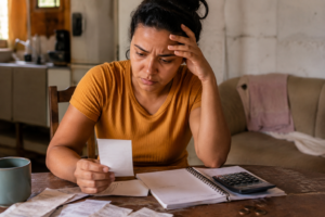Por que pessoas que recebem até 2 salários mínimos têm mais chances de estar negativadas?